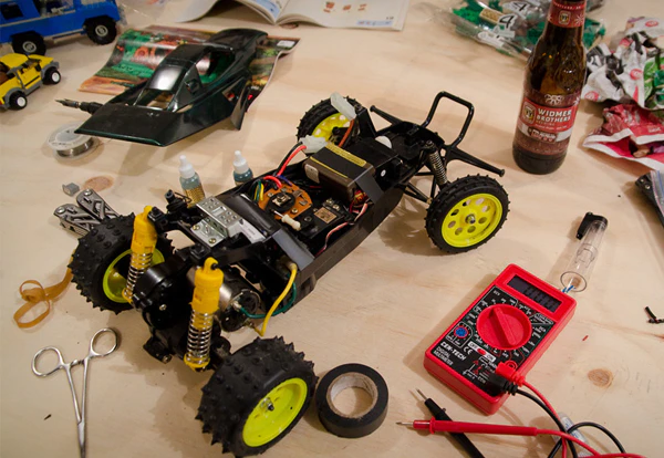 There are more than 90 accessories used in this RC car.
